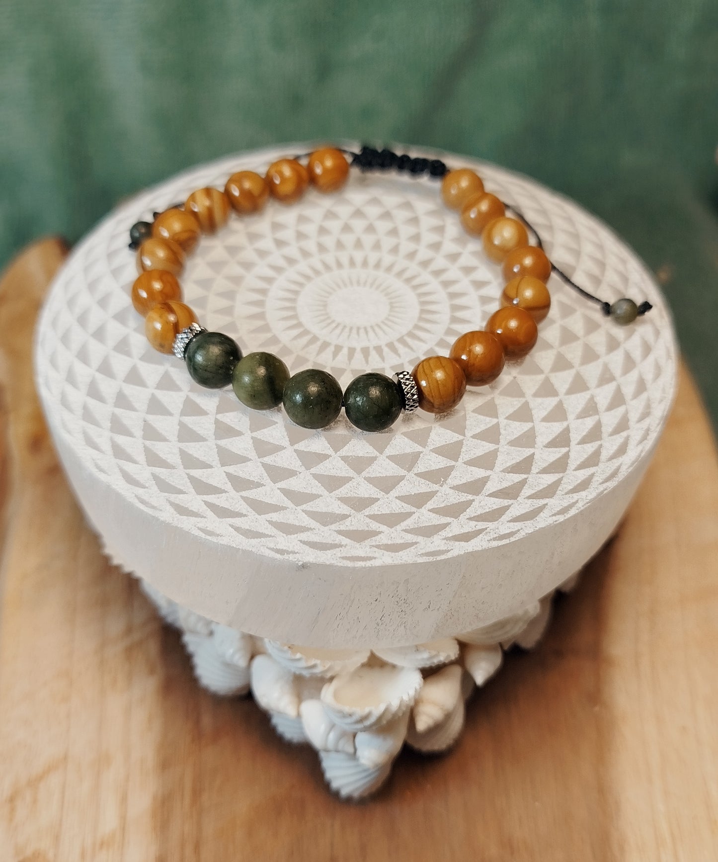 Bracelet perles bois pétrifié et jade, acier