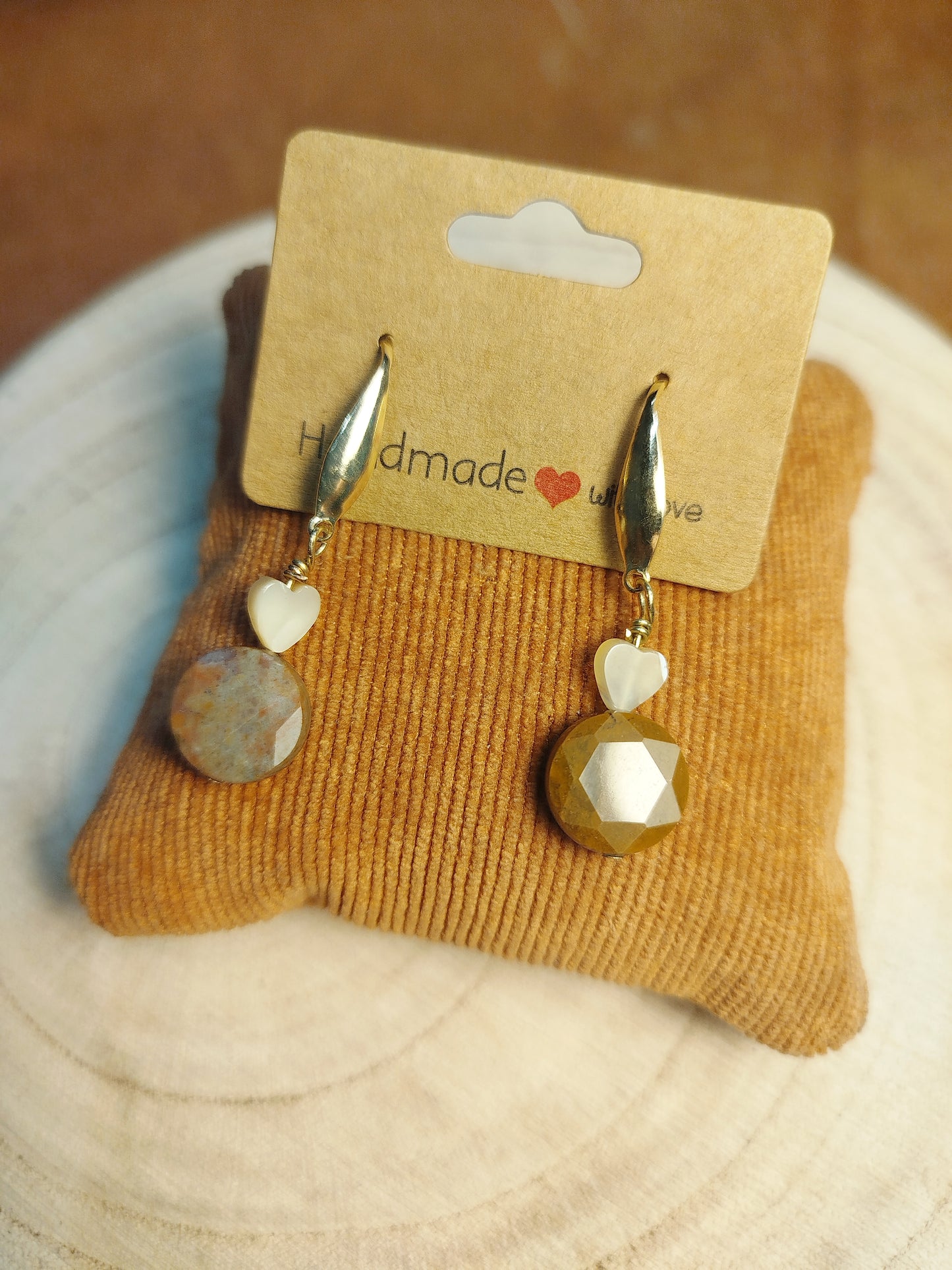 Boucles d'oreilles crochets dorées et perles Jaspe Mokaire et nacre