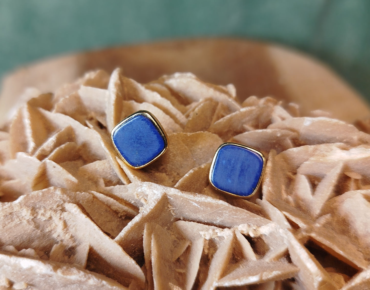 Boucles d'oreilles clous dorés et Lapis Lazulli