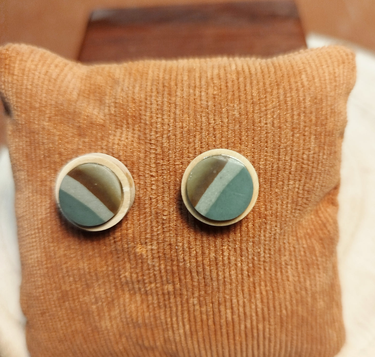 Boucles d'oreilles clou bois et Jaspe polychrome