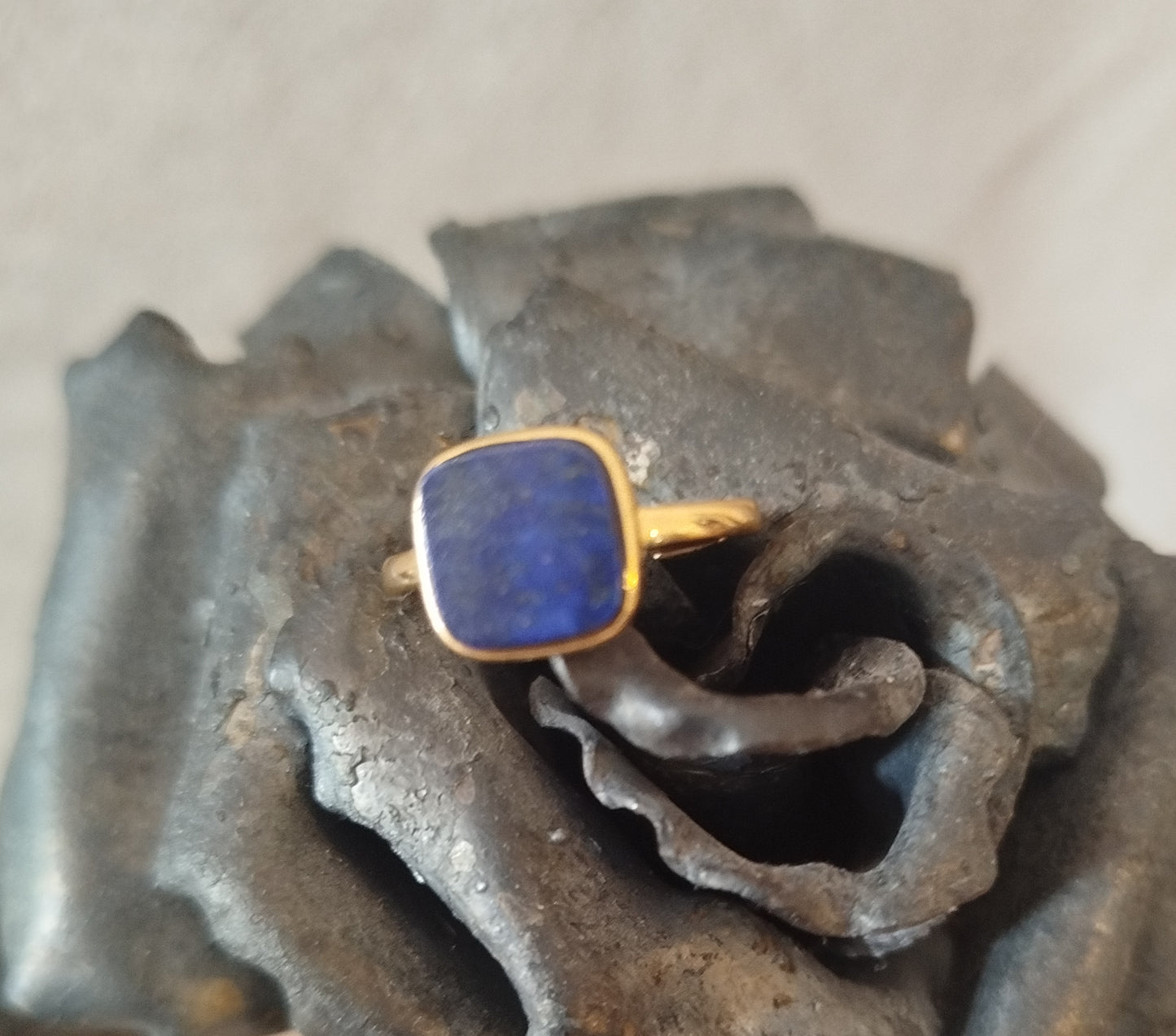 Bague dorée et Lapis-Lazulli
