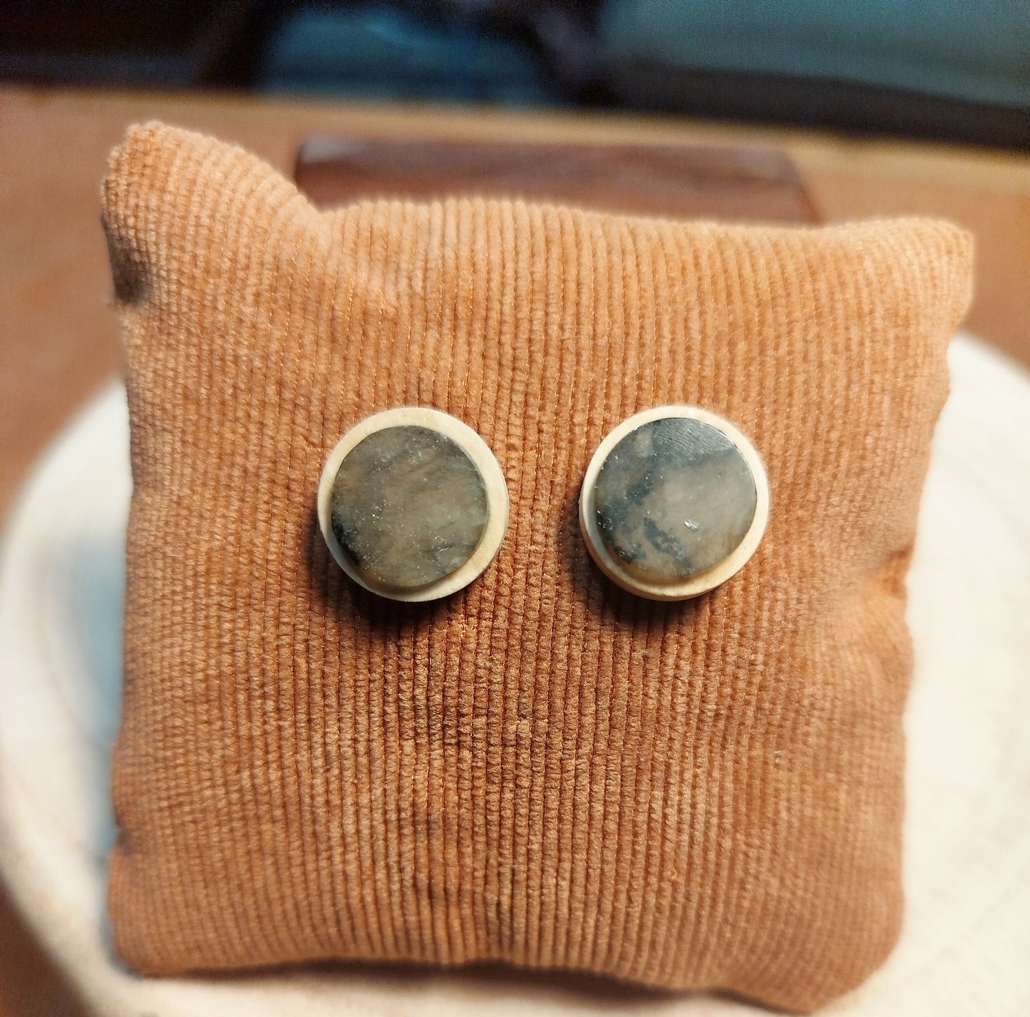 Boucles d'oreilles clou bois et Labradorite