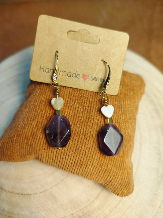 Boucles d'oreilles crochets dorées et perles Améthyste et nacre