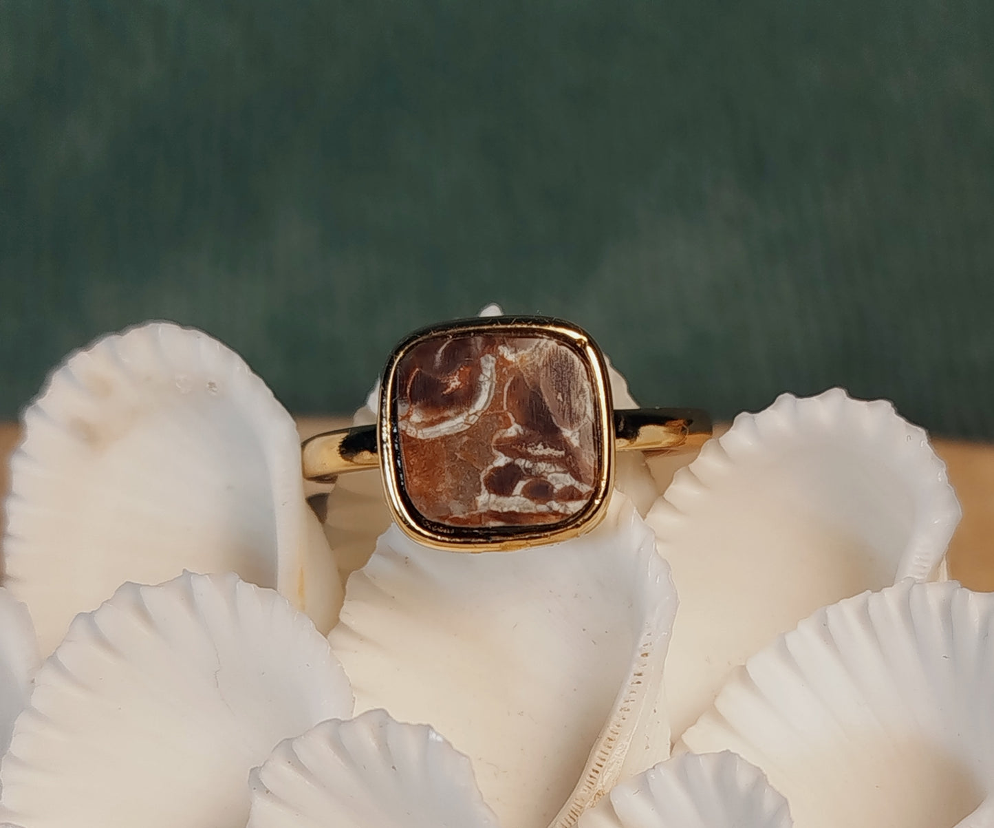 Bague dorée et Agate Money