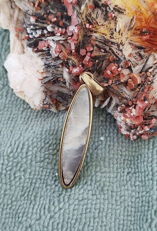 Pendentif doré et Agate