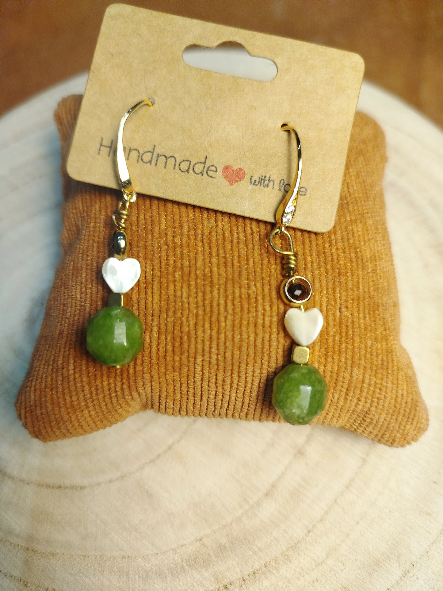 Boucles d'oreilles crochets dorés et perles Jade